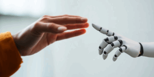 Mano humana y mano robótica, referencia a la revolución de la inteligencia artificial