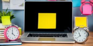 Blog 26 Espacio de trabajo vibrante con computadora y notas adhesivas.