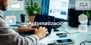 Persona trabajando en la automatización de tareas repetitivas.